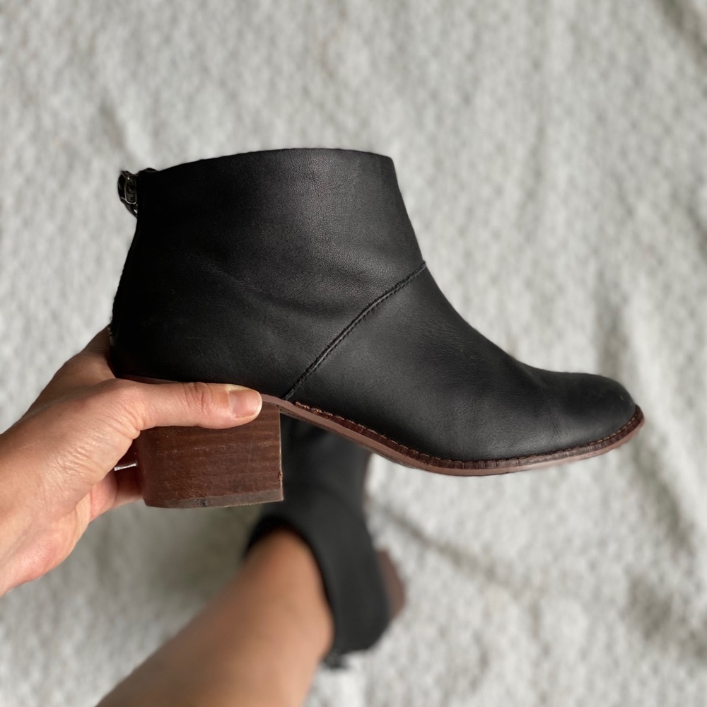 TOMS Leila Booties in Black Leather Sz 7.5